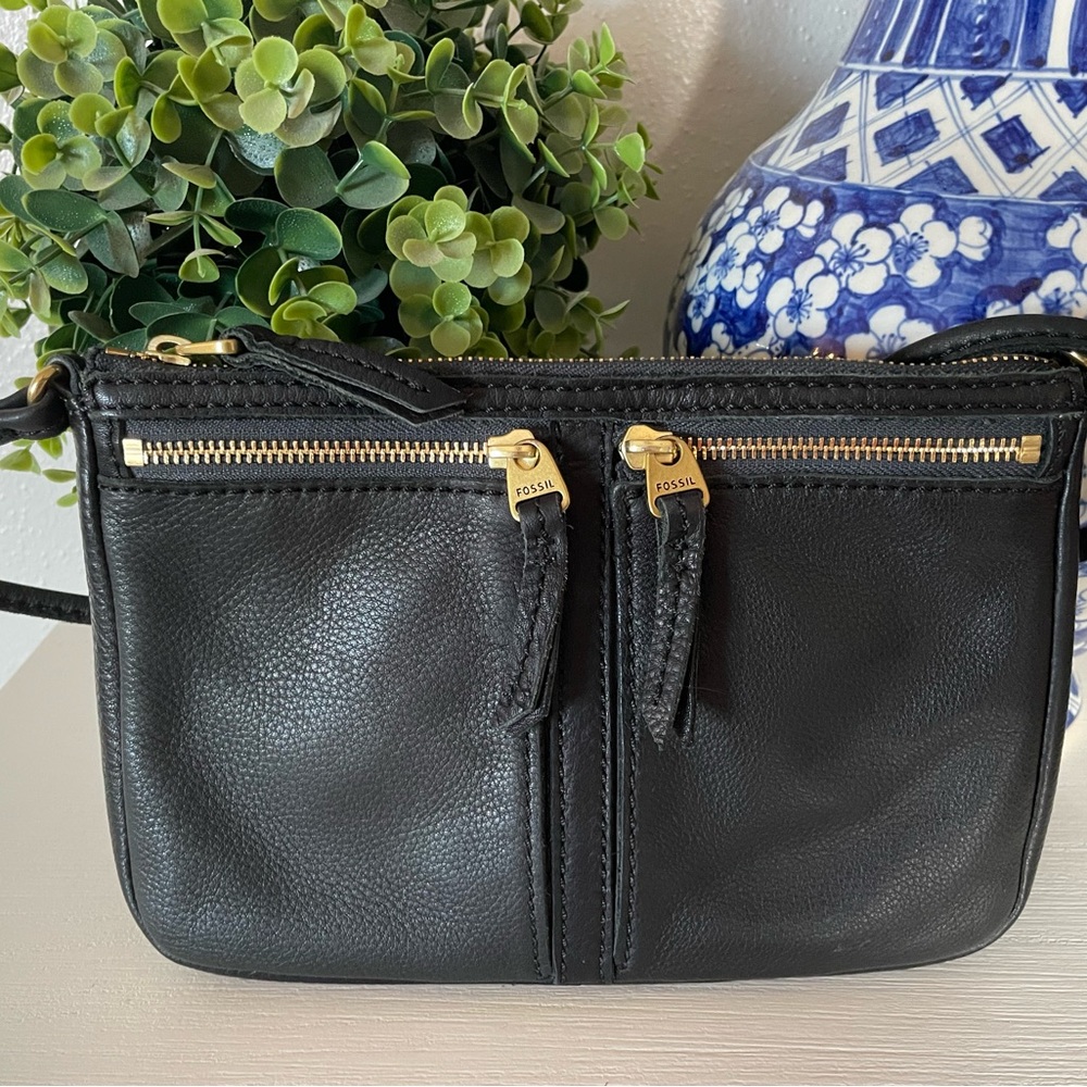 Fossil Black Leather Crossbody Purse With Gold Zippers 10”Lx1.5”Wx6.5”H - Picture 3 of 7
